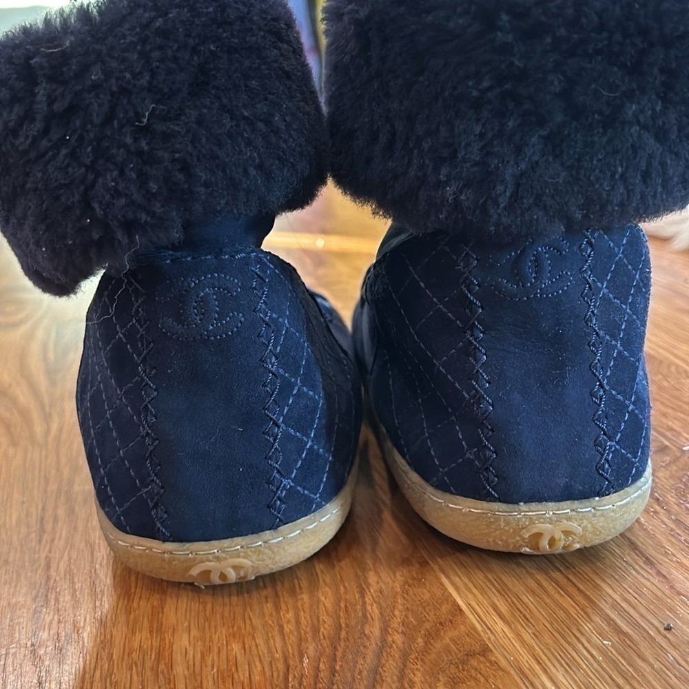 Chanel suede and Shearling snow boots navy blue gold chain upper size 37 - Picture 10 of 11